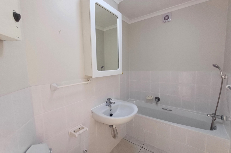 To Let 2 Bedroom Property for Rent in Royal Ascot Western Cape